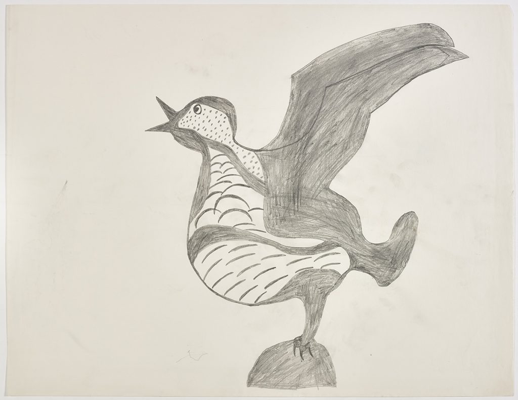 Vu de profil d'un gros oiseau aux ailes déployées et au bec ouvert sur une petite forme ronde. Son plumage est constitué de taches, de courtes rayures et de grandes taches sombres. Œuvre bidimensionnelle exécutée en gris.