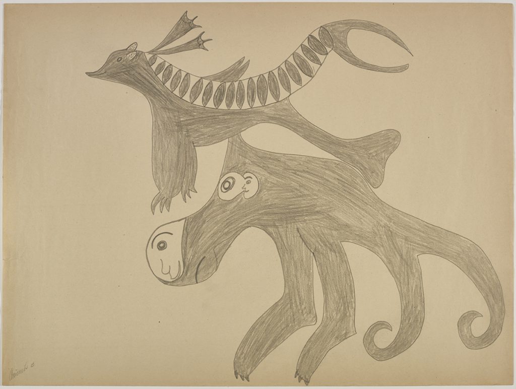 Créature imaginaire avec divers bras, queues, ailes et pattes rattachée à une créature marine avec des tentacules, deux faces et deux pieds. Œuvre bidimensionnelle exécutée en gris.