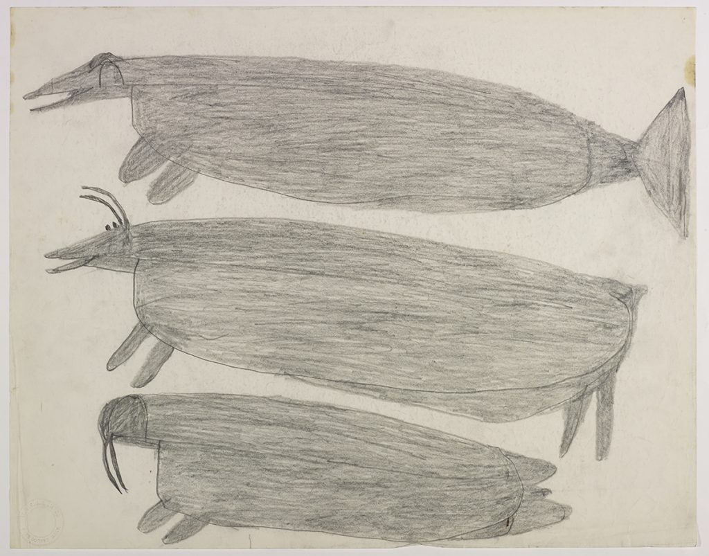 Une baleine, un caribou et un morse tournés vers la gauche. Œuvre bidimensionnelle exécutée en gris.