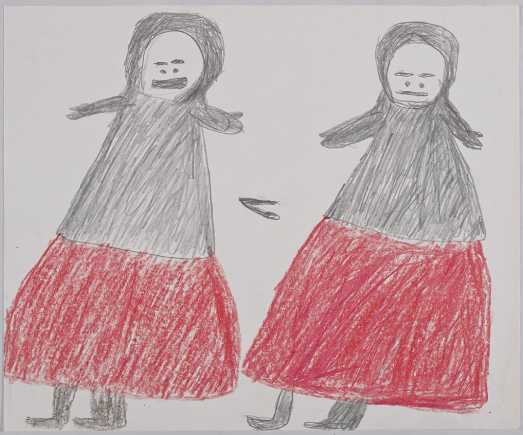 Deux femmes vêtues de robes. Œuvre bidimensionnelle exécutée en gris et rouge.
