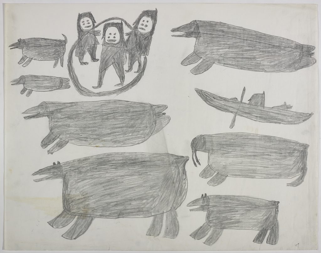 À gauche, trois figures humaines stylisées, un ours, un gros phoque avec son petit et un chien; à droite, un gros phoque, un homme en kayak, un morse et un ourson. Œuvre bidimensionnelle exécutée en gris.