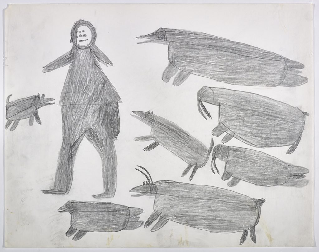 À gauche, un humain avec un chien et un phoque; à droite, deux morses, un caribou, un chien et un phoque. Œuvre bidimensionnelle exécutée en gris.