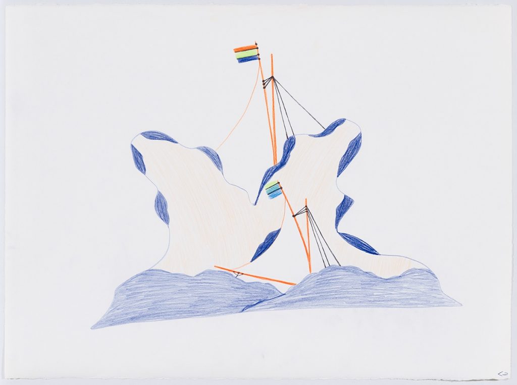 Des objets abstraits devant un gros iceberg avec seulement le gréement de deux bateaux visible devant et derrière l'iceberg. Œuvre bidimensionnelle exécutée en noir, orange, rouge, vert et bleu.