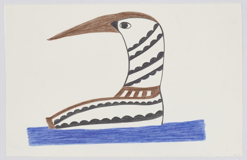 Oiseau stylisé avec un long bec et des motifs géométriques autour du cou et du corps sur un plan d'eau. Œuvre bidimensionnelle exécutée en bleu, noir et brun.