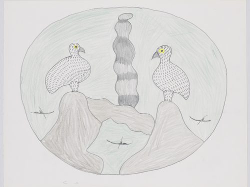 Cercle dans lequel se trouve deux grands oiseaux debout sur des roches se faisant face avec un grand objet ondulé entre eux et trois figures humaines en kayak dans le bas de la page. Œuvre bidimensionnelle exécutée en bleu, jaune, noir et gris.