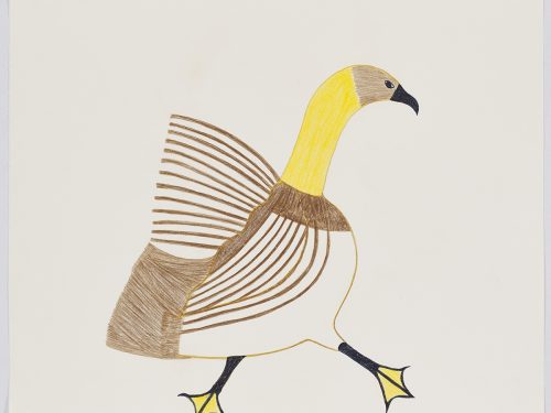 Représentation stylisée d'un oiseau marchant vers le côté droit, avec une large queue et de multiples rayures longues et minces en guise d'ailes. Œuvre bidimensionnelle exécutée en noir, brun et jaune.