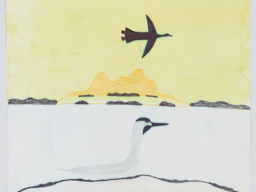 Au premier plan, un oiseau assis sur un monticule arrondi; à l'arrière-plan, un grand oiseau stylisé survolant un terrain rocheux avec une grande chaîne de montagnes au loin. Œuvre bidimensionnelle exécutée en jaune, gris et noir.