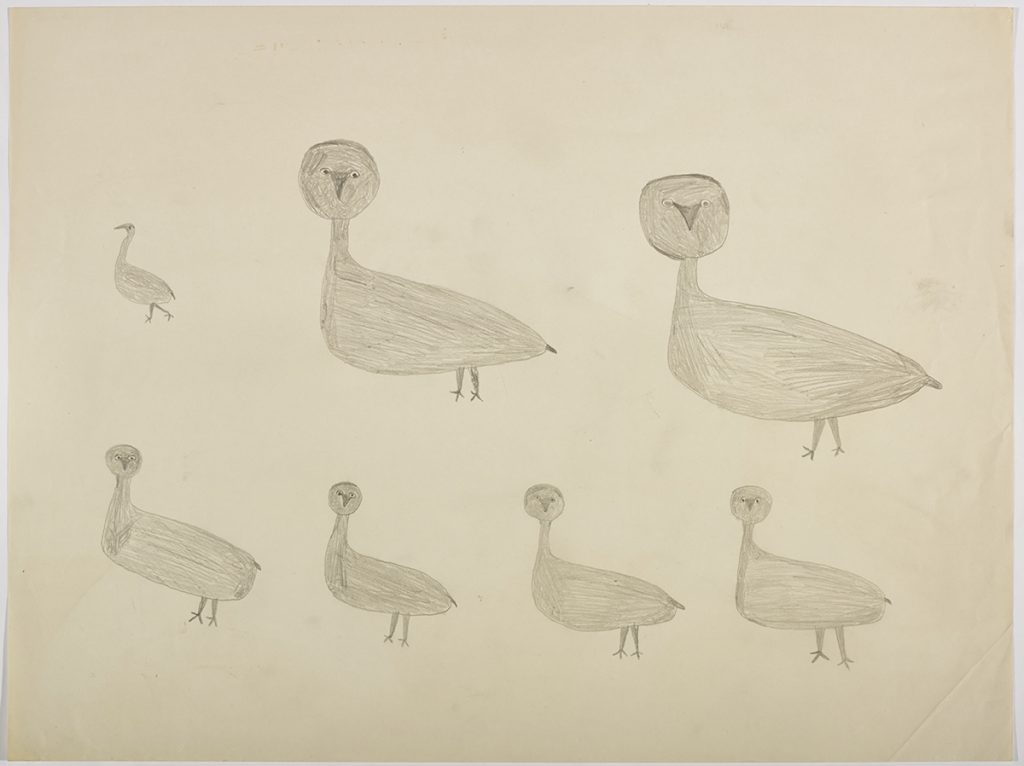 Un petit oiseau et deux grands oiseaux au haut de la page et quatre petits oiseaux au bas. Œuvre bidimensionnelle exécutée en gris avec peu de détails.