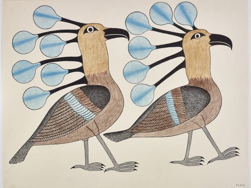 Deux oiseaux avec des ailes à motifs et six plumes rondes sur la tête, tournés vers la droite. Œuvre bidimensionnelle exécutée en bleu, brun, brun pâle et gris.