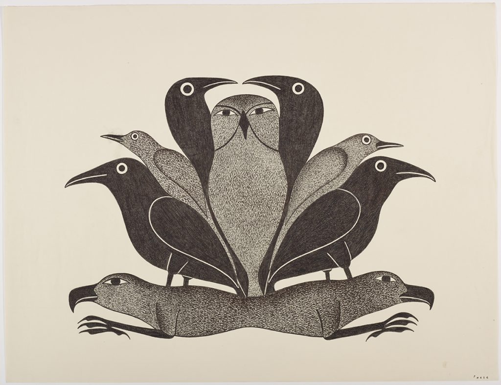 Compositions symétrique représentant trois oiseaux de chaque côté d'un hibou debout sur un oiseau à deux têtes et sans ailes. Œuvre bidimensionnelle exécutée en noir et gris.