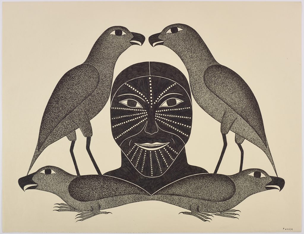 Composition symétrique représentant deux oiseaux entourant un visage humain portant des tatouages traditionnels au-dessus de deux oiseaux à pattes courtes regardant dans des directions opposées. Œuvre bidimensionnelle exécutée en noir et gris.