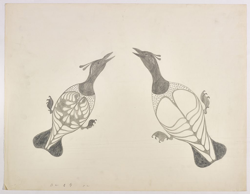 Deux oiseaux aux ailes stylisées se faisant face. Œuvre bidimensionnelle exécutée en gris.