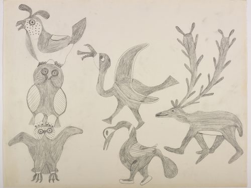 À gauche, trois oiseaux stylisés les uns au-dessus des autres; au centre, une créature ressemblant à un oiseau ressemblant au-dessus d'un oiseau; à droite, un petit caribou. Œuvre bidimensionnelle exécutée en gris.