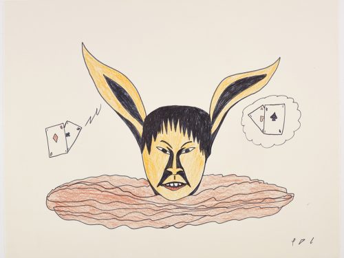 Visage d'apparence humaine avec des oreilles de lapin sur une forme abstraite et des cartes à jouer flottant de chaque côté de la créature. Œuvre bidimensionnelle exécutée en brun, orange et noir.